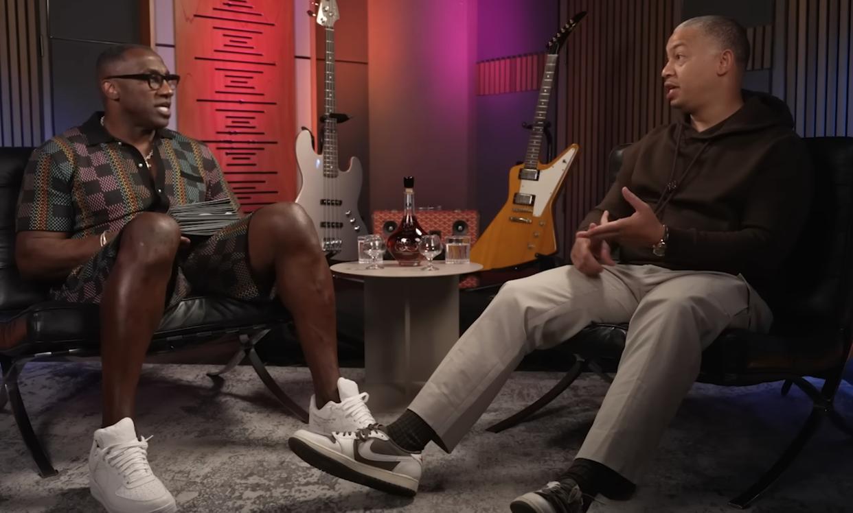 开云下载-重情义！得知欧文被交易到绿军，詹姆斯直接将签名字扔了！