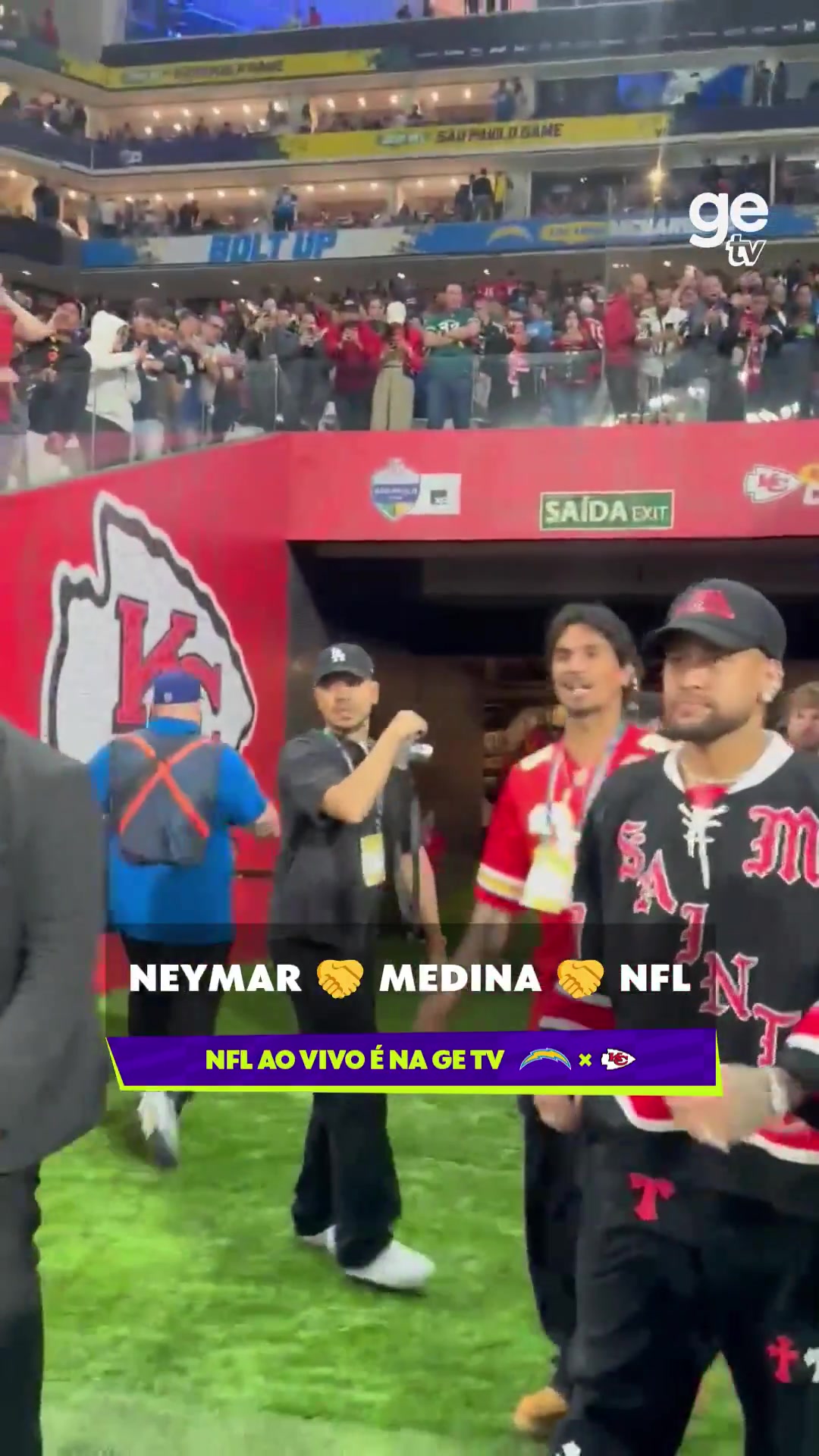 忙里偷闲，内马尔现场观战NFL橄榄球比赛