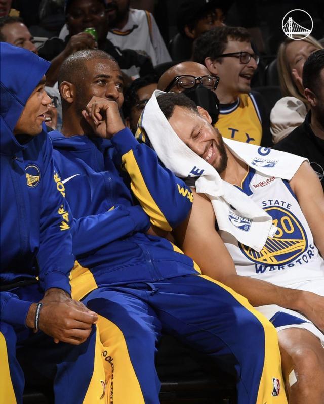 开云体育-保库连线上演！保罗轻松融入勇士：库里靠他肩膀笑