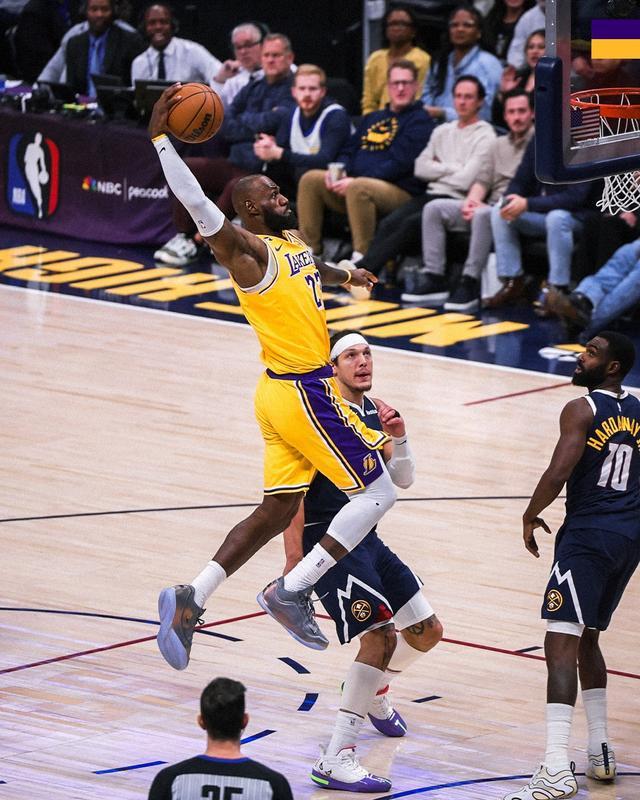 开云体育-准三双+末节单臂战斧暴扣，詹姆斯15中8得19分9板8助，正负值+13