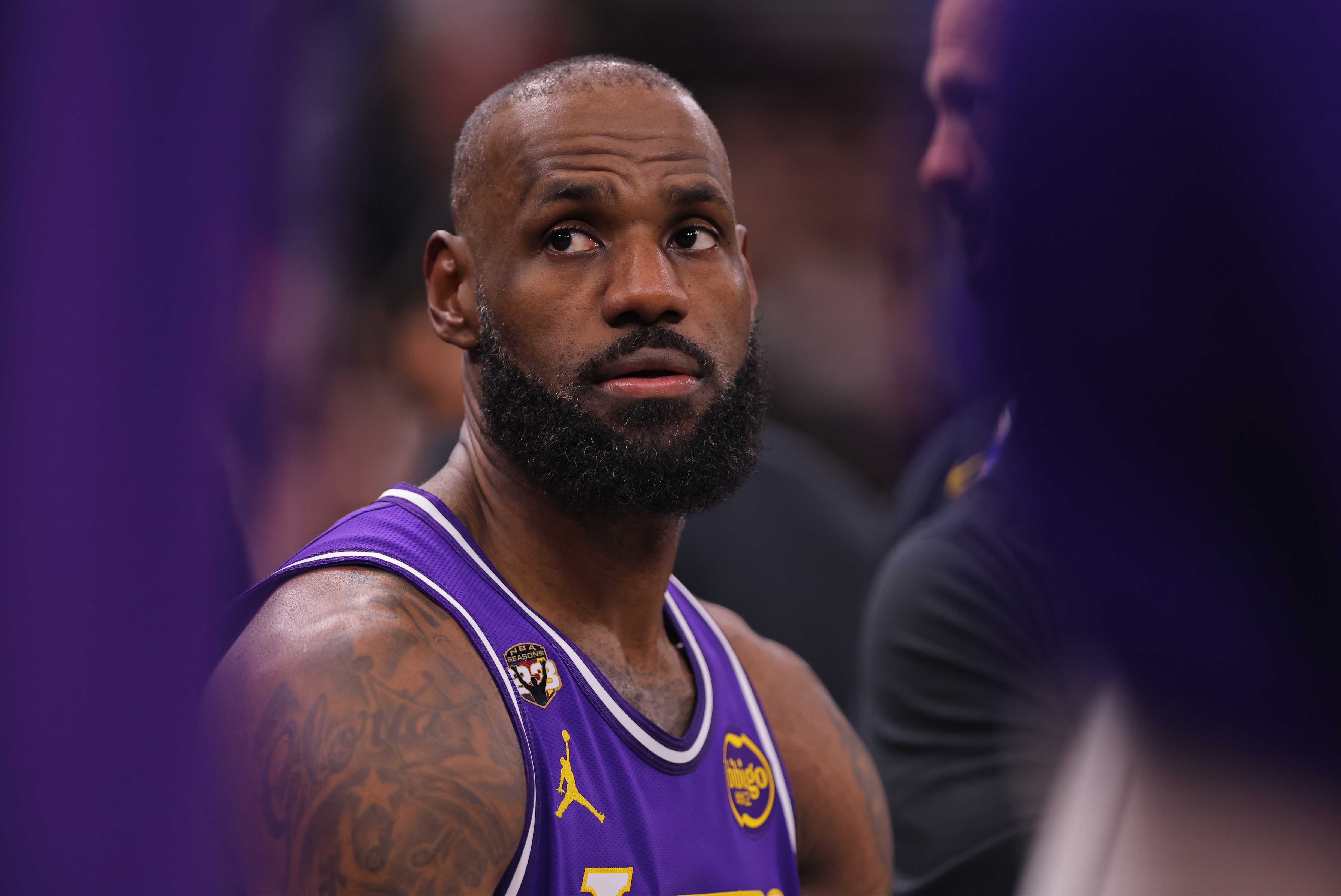 开云APP-詹姆斯：背靠背客场身体很难适应不同的床和枕头 跨时区也有影响