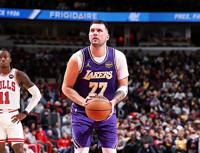 湖人入正轨！东契奇合理出手盘活全队，各配角攻守齐爆侵略性拉满|马库斯-斯玛特|八村塁|卢卡-东契奇|洛杉矶湖人队|杰克·拉拉维亚_新浪体育_新浪新闻